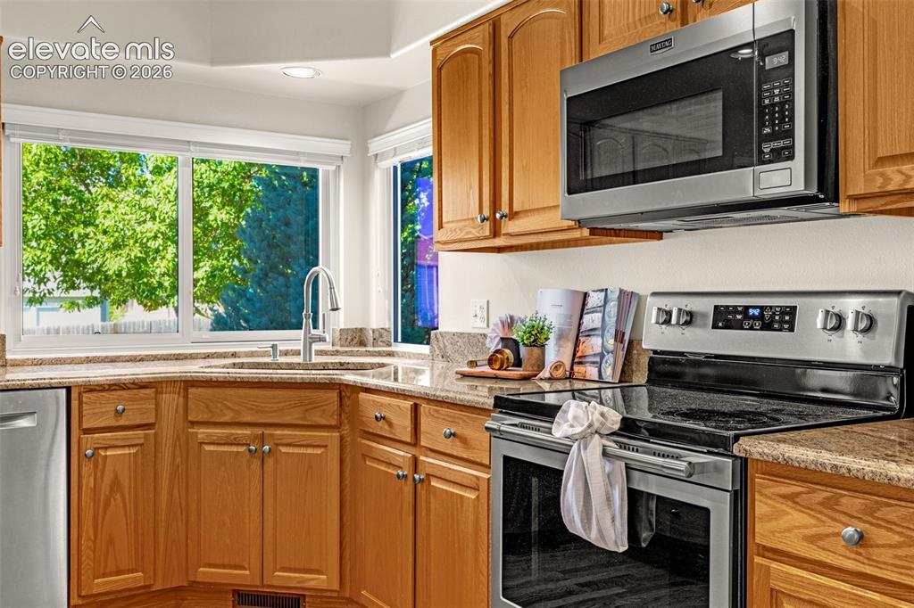 Image 10 of 41: Bright & cheerful with corner windows