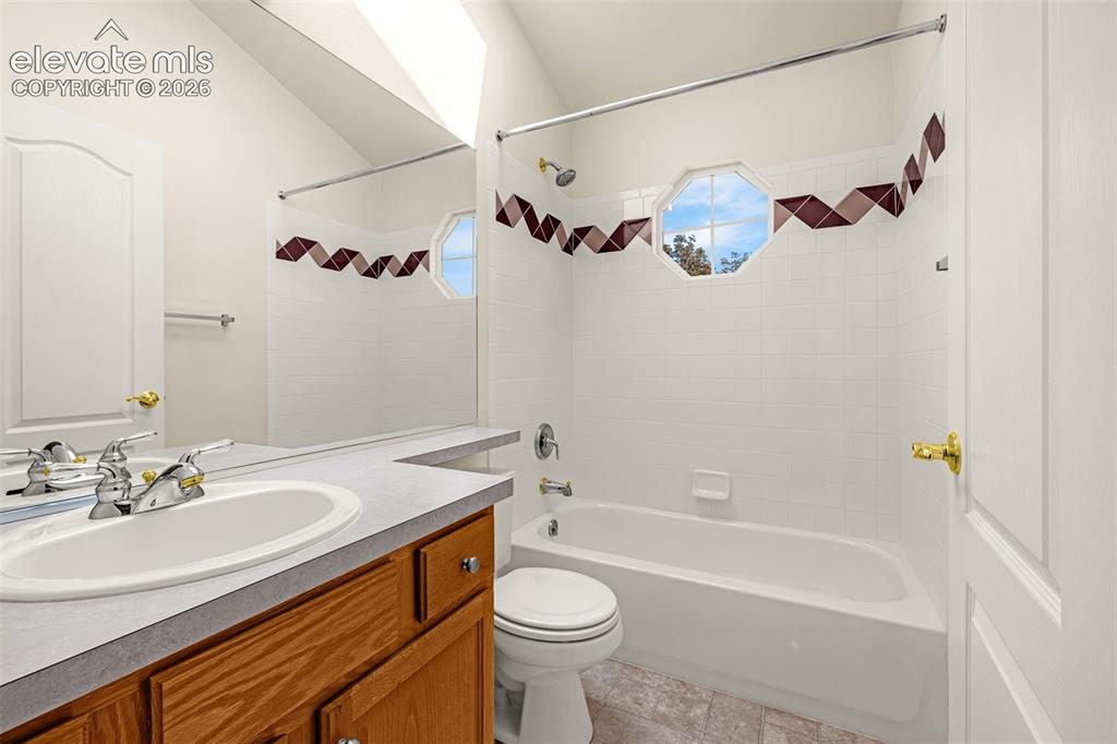 Image 30 of 41: Upstairs full bath in hallway