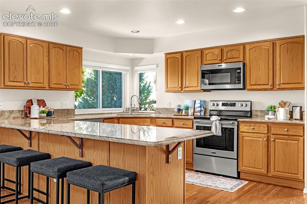 Image 7 of 41: Open kitchen with breakfast bar