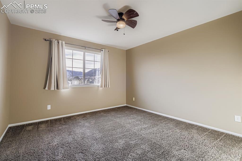 Image 18 of 27: Bedroom