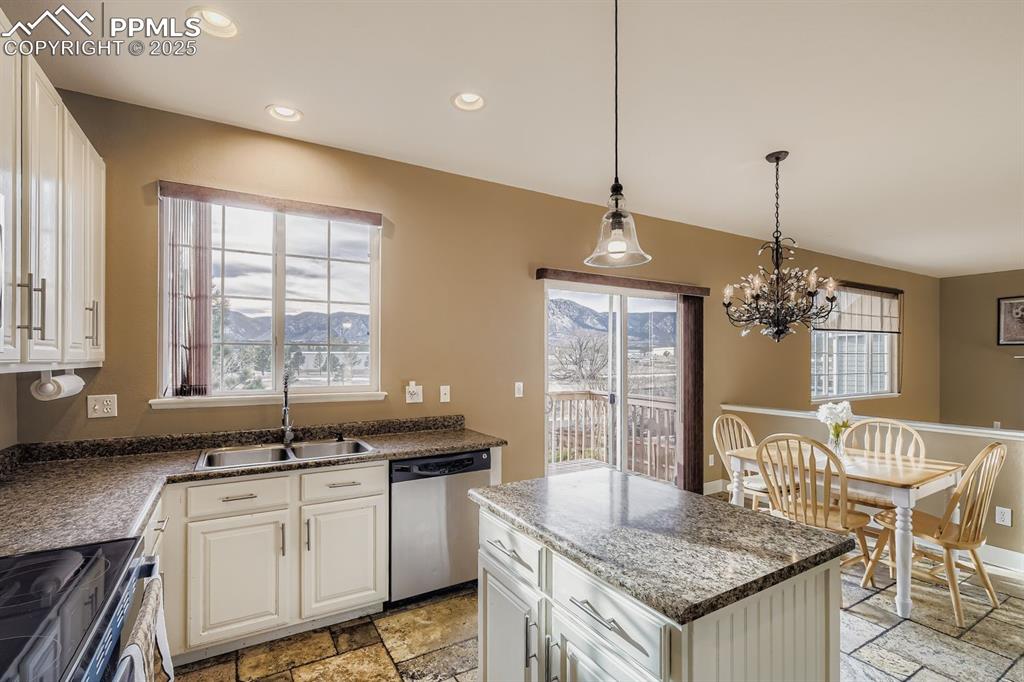 Image 8 of 27: Kitchen