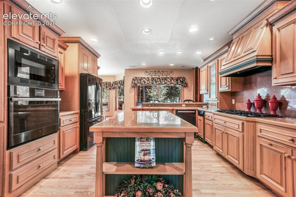 Image 11 of 50: Gourmet Kitchen with Gas Cooktop