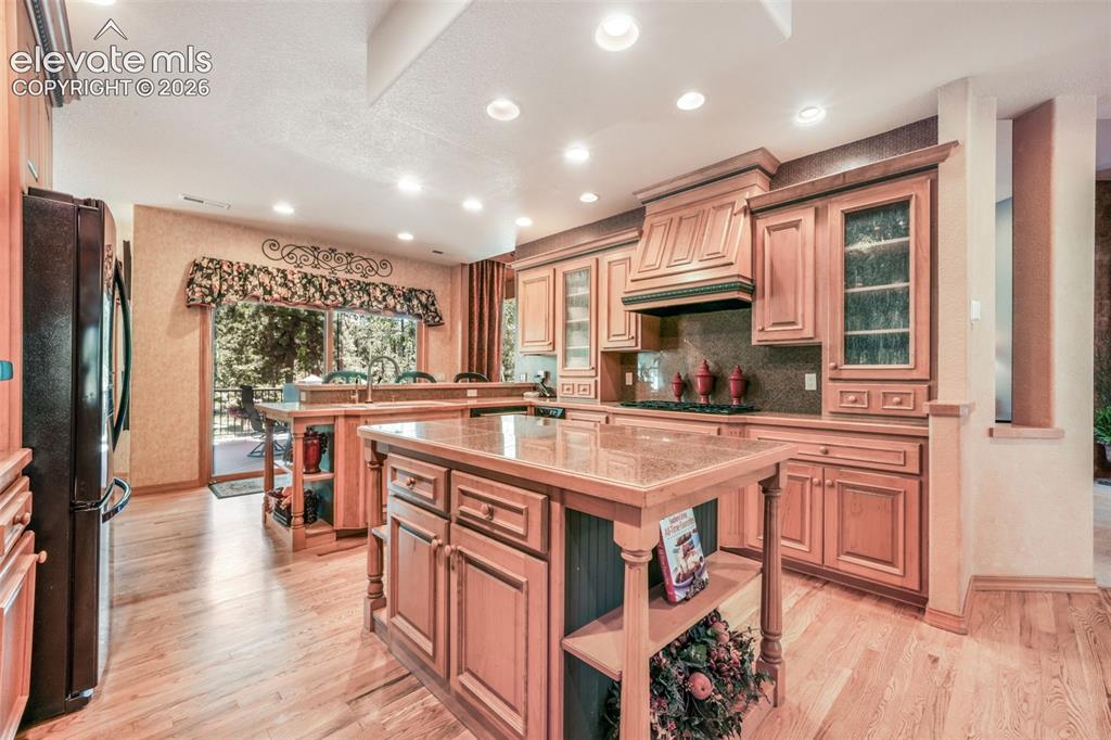 Image 12 of 50: Spacious Kitchen with Island