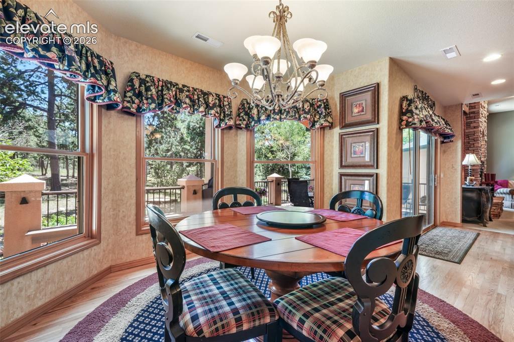 Image 14 of 50: Spacious Dining Area