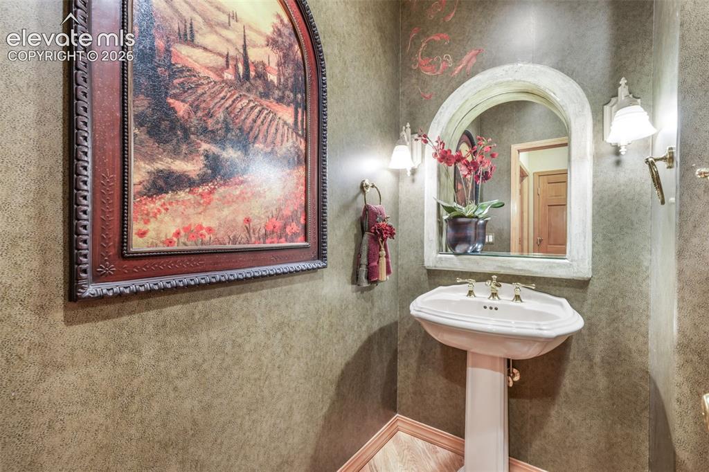 Image 19 of 50: Powder Room