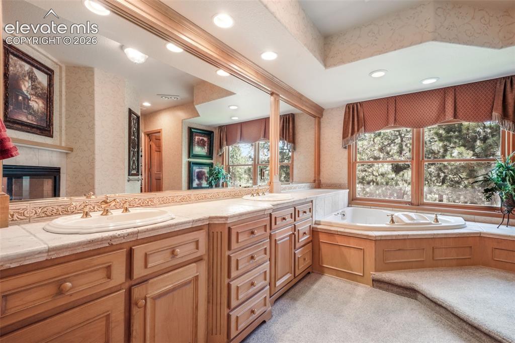 Image 24 of 50: Walk In, Dual Sinks & Jetted Tub