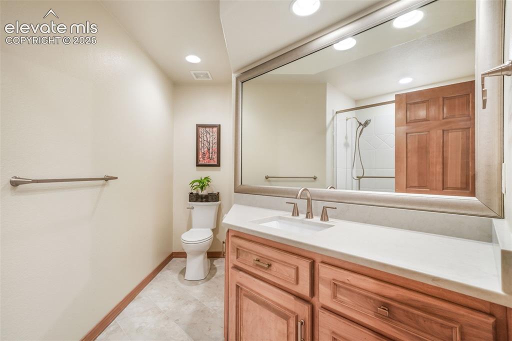 Image 39 of 50: Adjoining Bathroom