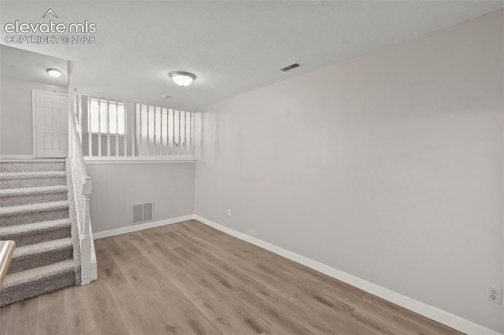 Image 15 of 45: Dining Area