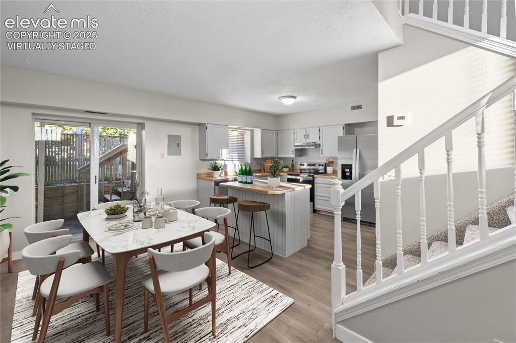 Image 16 of 45: Kitchen