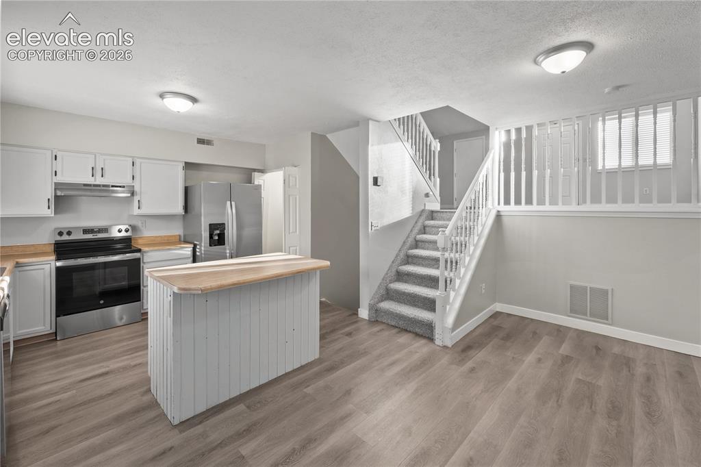 Image 18 of 45: Kitchen
