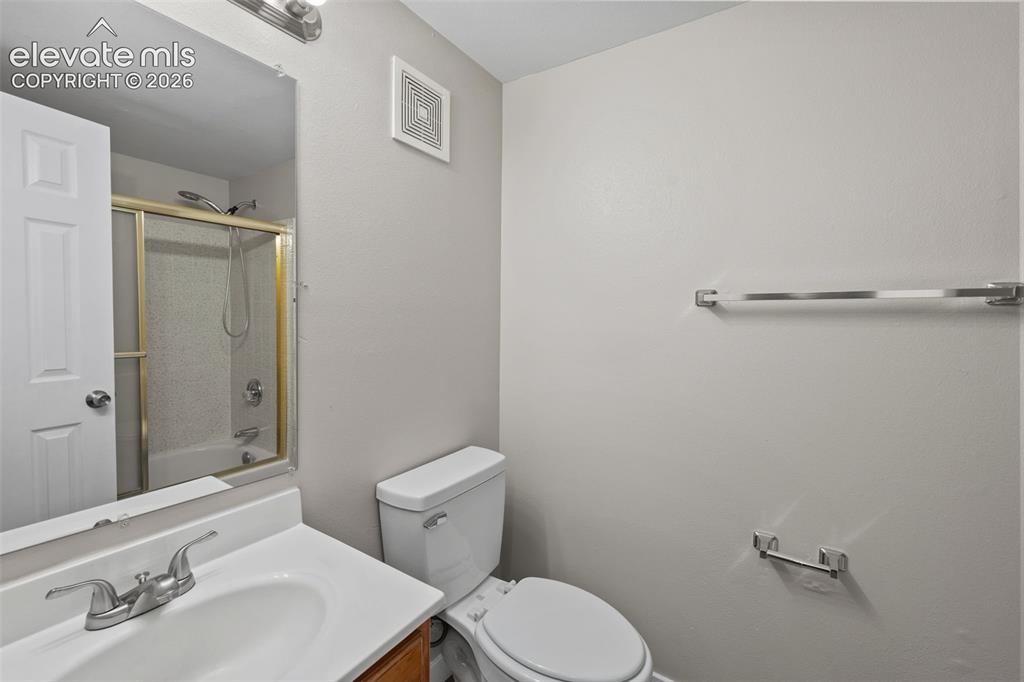 Image 23 of 45: Bathroom