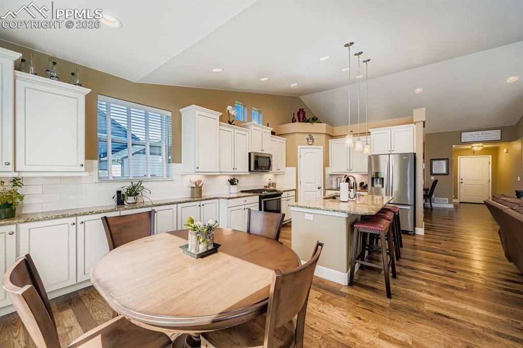 Image 6 of 33: Kitchen eating area