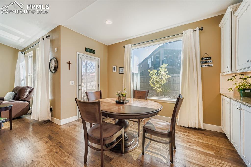 Image 9 of 33: Great breakfast nook