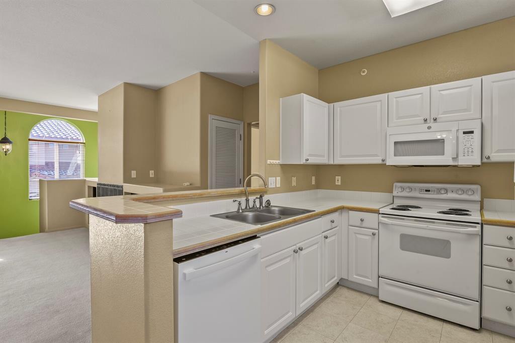 Image 15 of 37: Kitchen