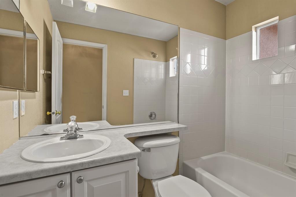 Image 27 of 37: Bathroom