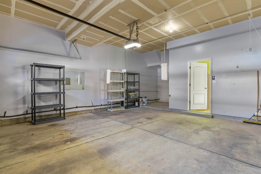 Image 29 of 37: Garage