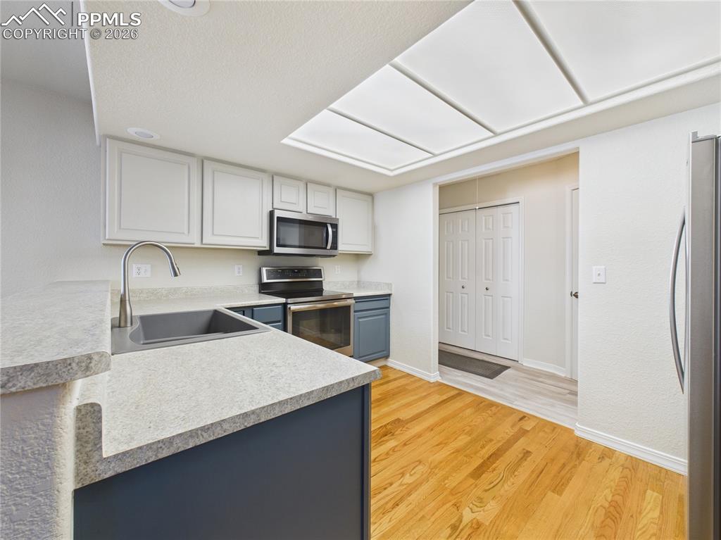 Image 16 of 39: Kitchen