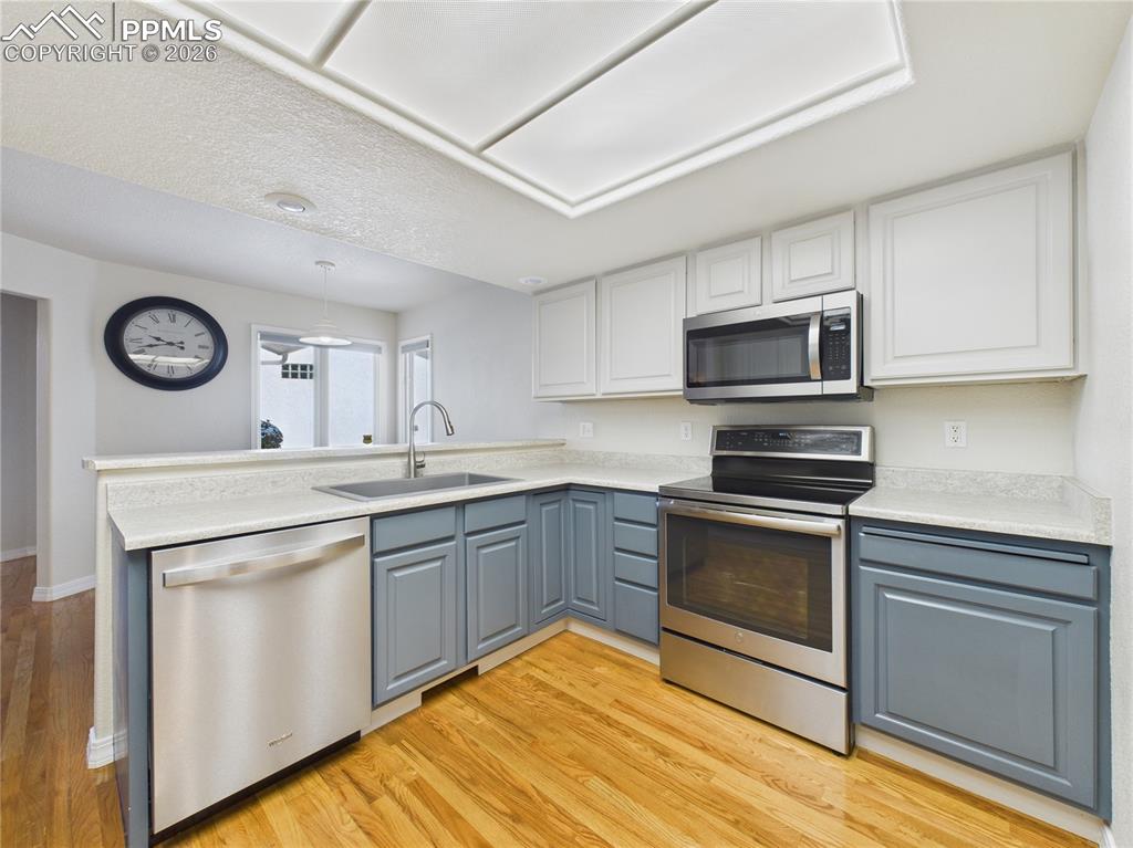 Image 17 of 39: Kitchen