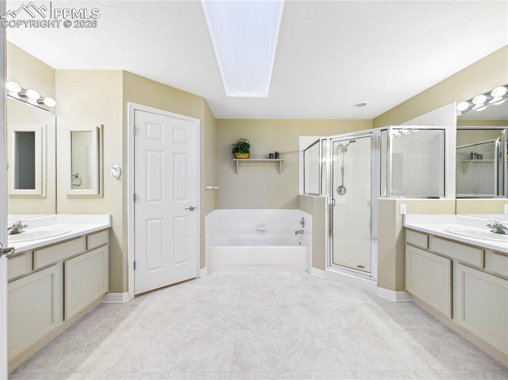 Image 23 of 39: Bathroom