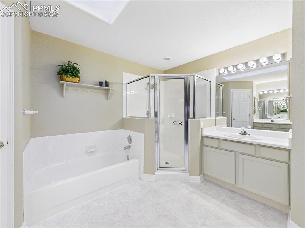 Image 24 of 39: Bathroom