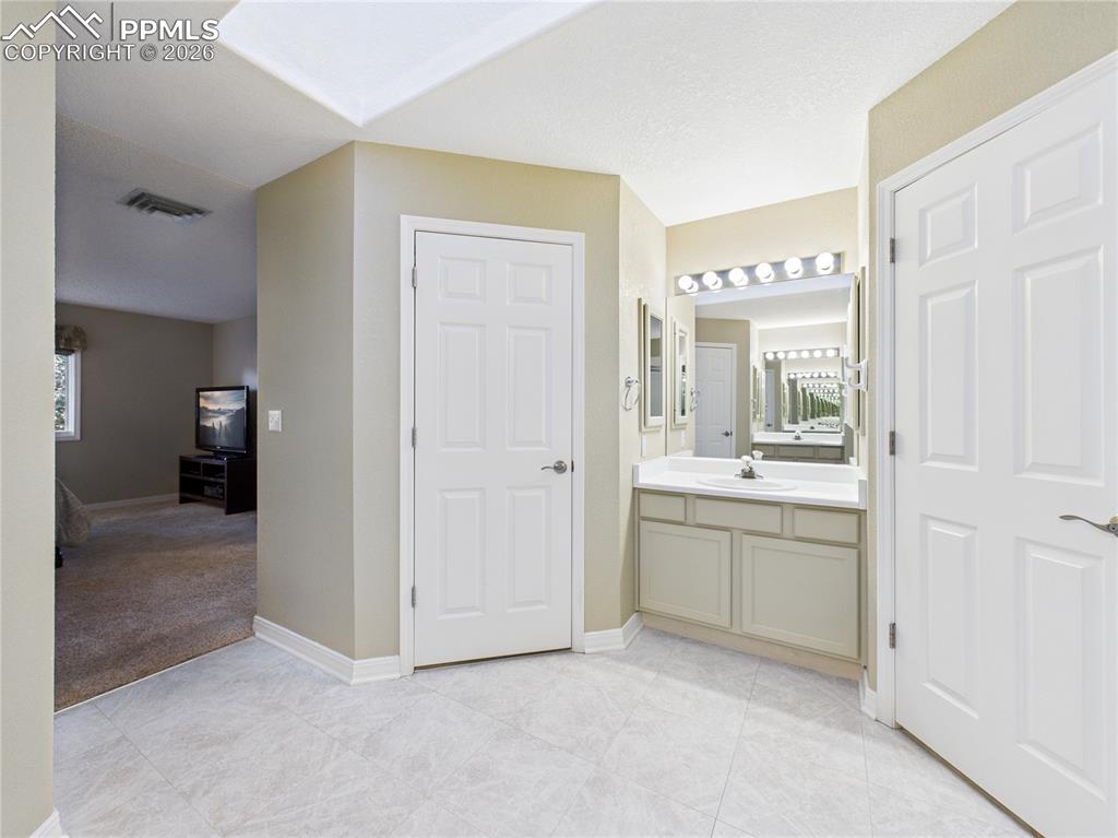 Image 25 of 39: Bathroom