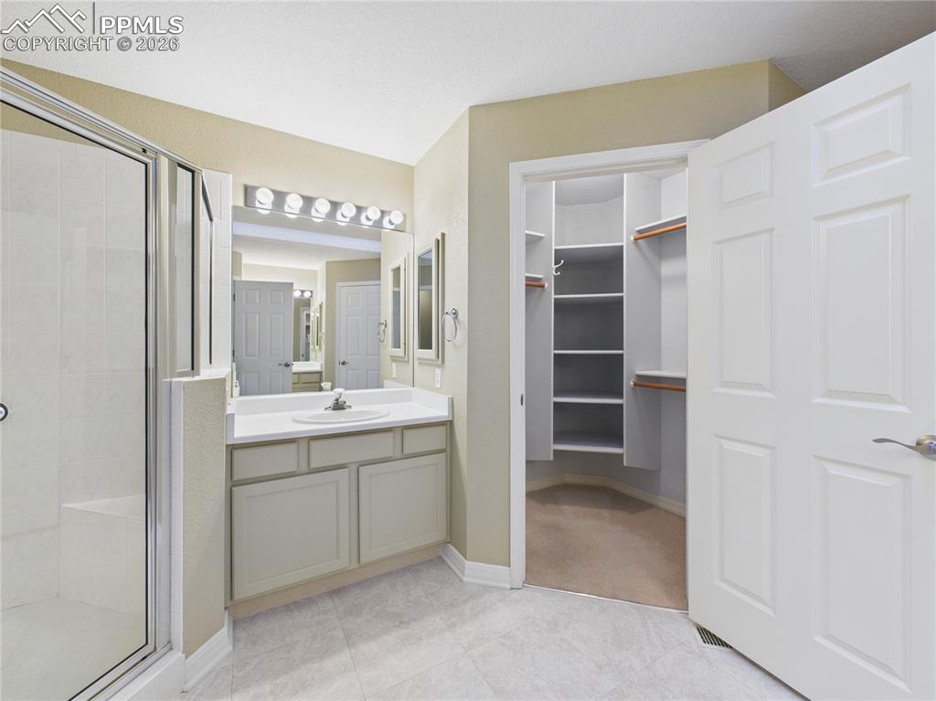 Image 28 of 39: Bathroom