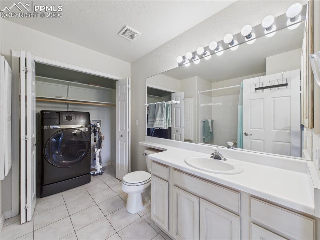 Image 31 of 39: Bathroom