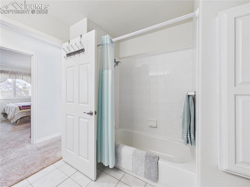 Image 32 of 39: Bathroom