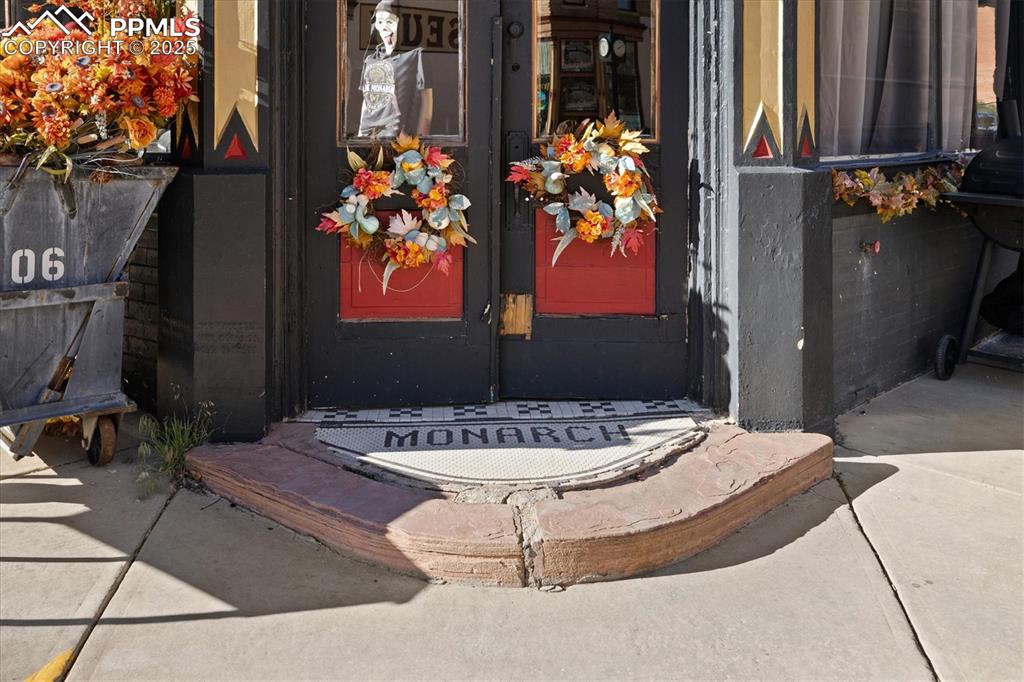 Image 11 of 50: Entry