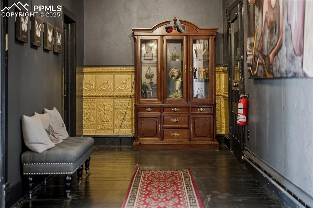 Image 20 of 50: Sitting Room