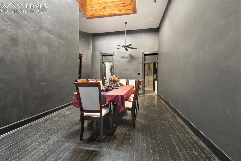 Image 23 of 50: Dining Area