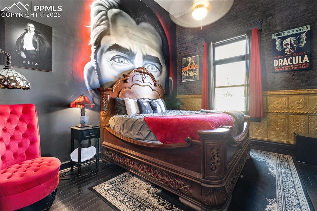 Image 24 of 50: Bedroom