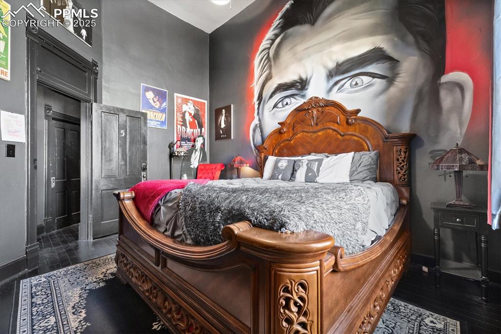 Image 25 of 50: Bedroom