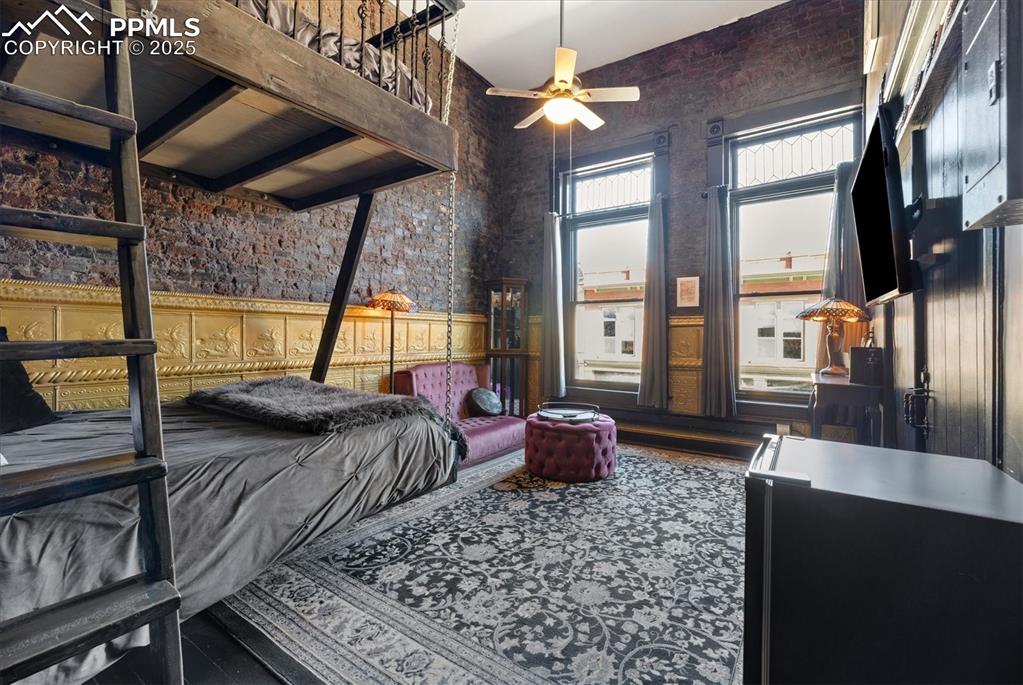 Image 26 of 50: Bedroom