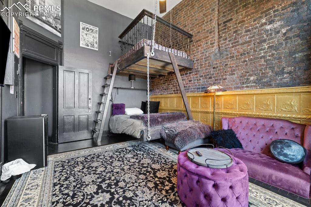 Image 27 of 50: Bedroom