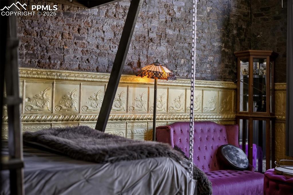 Image 28 of 50: Bedroom