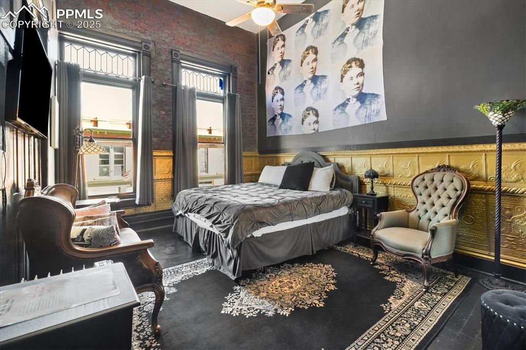 Image 29 of 50: Bedroom