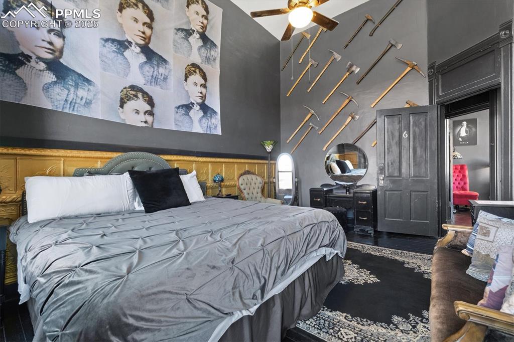 Image 30 of 50: Bedroom