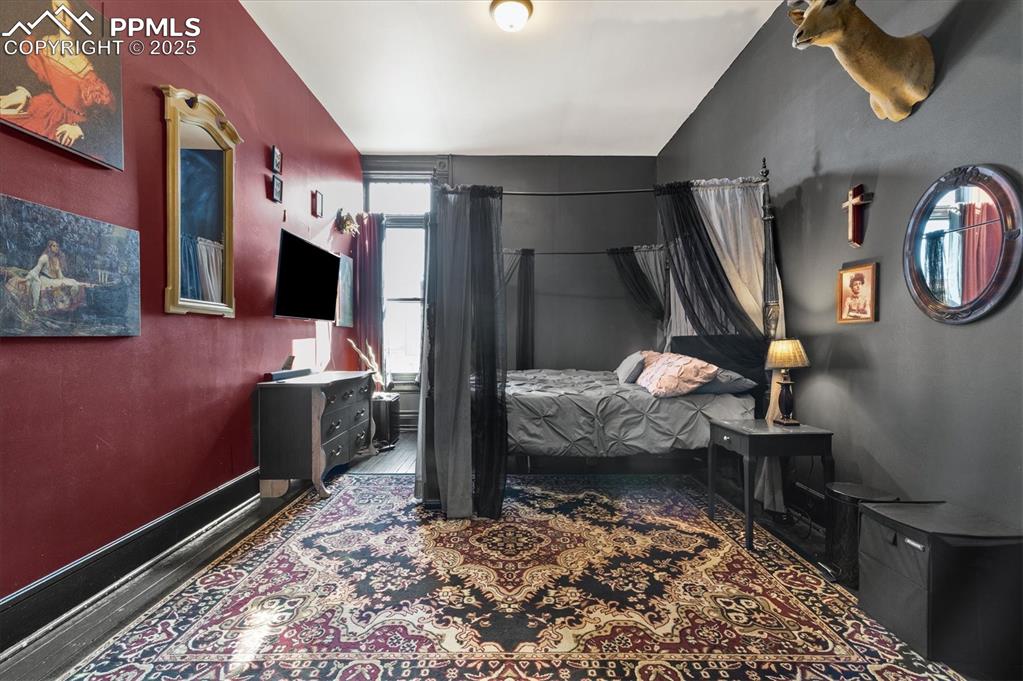 Image 32 of 50: Bedroom