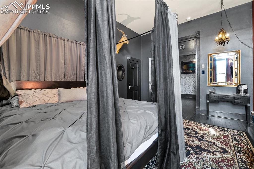 Image 33 of 50: Bedroom