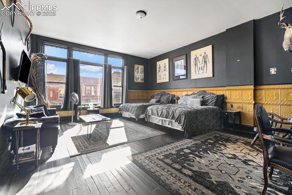 Image 34 of 50: Bedroom