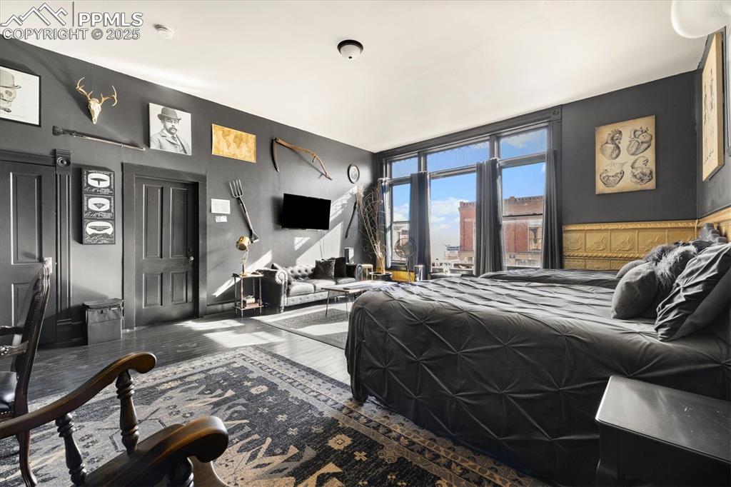 Image 36 of 50: Bedroom