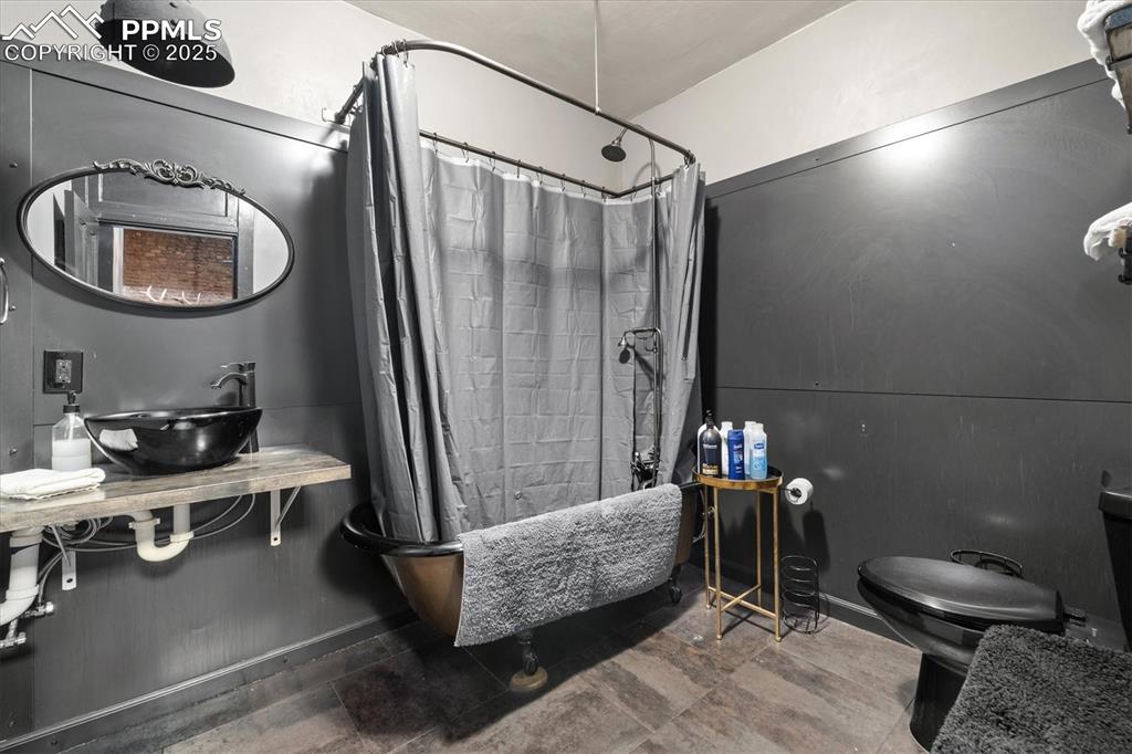 Image 38 of 50: Bathroom