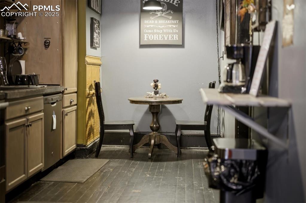 Image 40 of 50: Kitchen