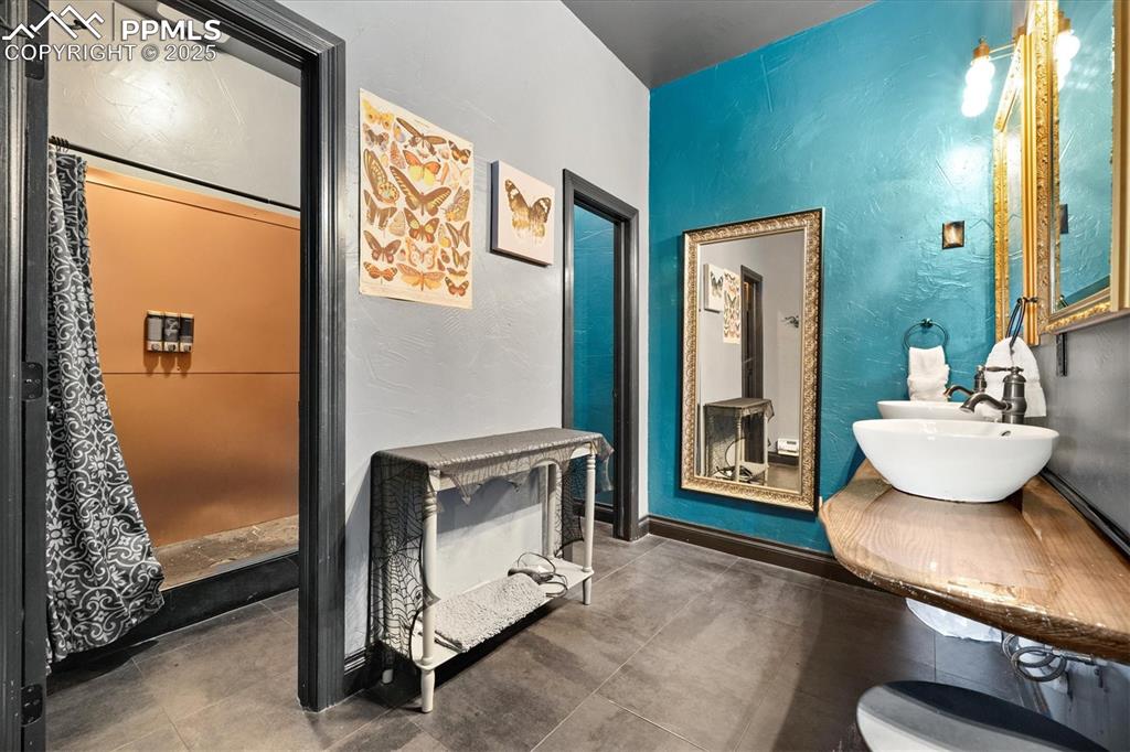 Image 42 of 50: Bathroom