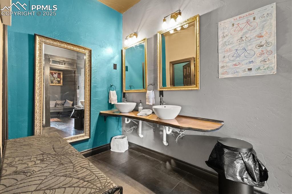 Image 43 of 50: Bathroom