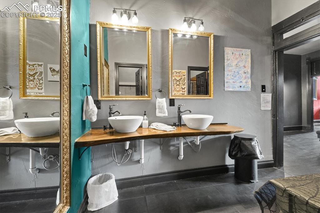 Image 44 of 50: Bathroom