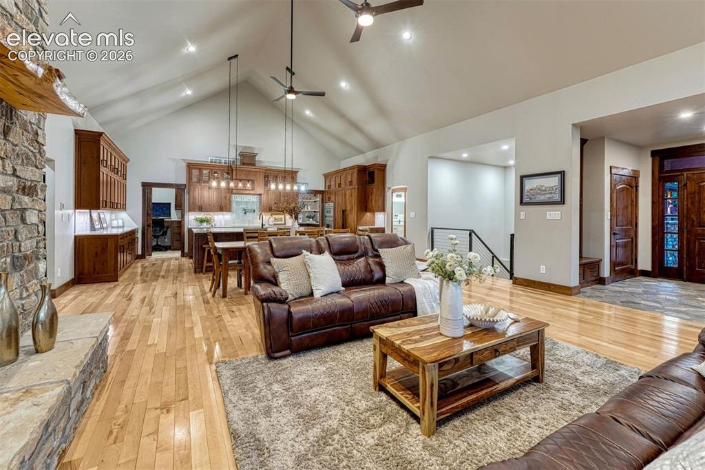 Image 10 of 50: Living Room