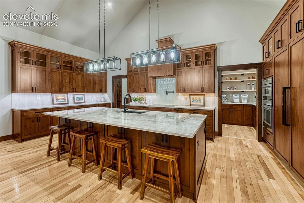 Image 12 of 50: Kitchen