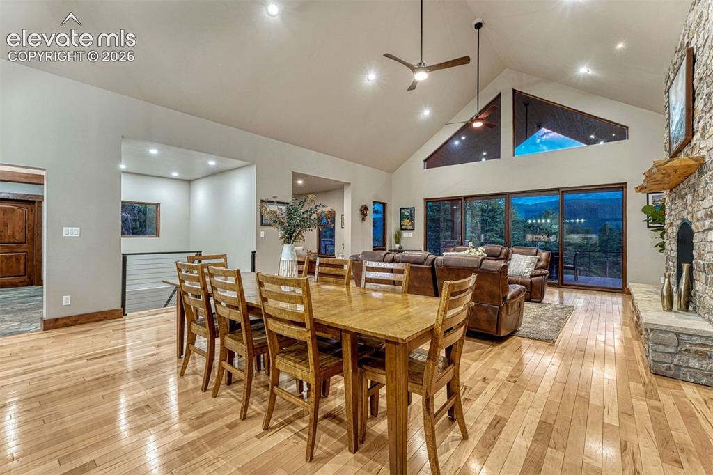 Image 14 of 50: Dining Area